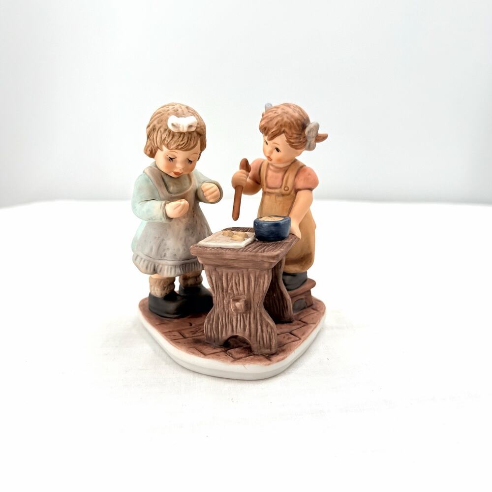 Vintage 2001 Goebel Hummel Baking Cookies BH 168 With Original Box & Papers - Picture 3 of 16